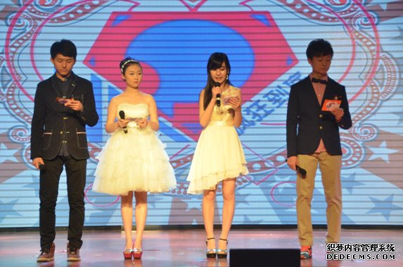 北京愛迪國際學校主持人宣布“瘋狂到底”活動正式開始