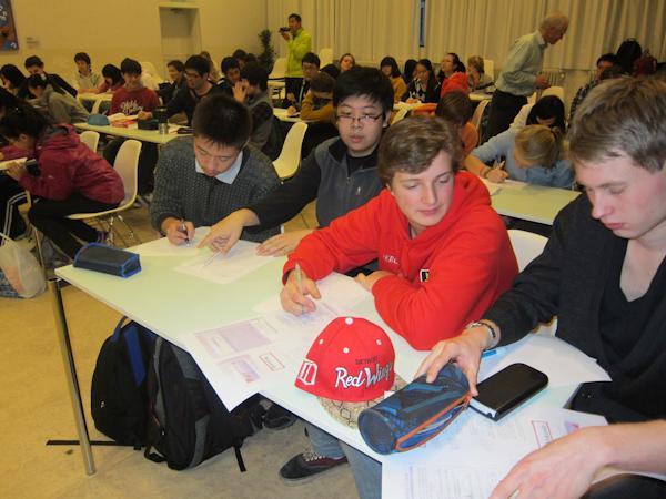 陳經(jīng)綸國際部回訪荷蘭黑爾浮森市政中學(xué)和同學(xué)們上課