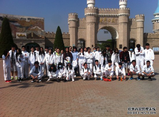 英國高中部學子在世界公園前合影留念