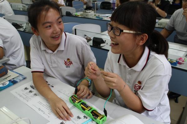 學生做物理實驗