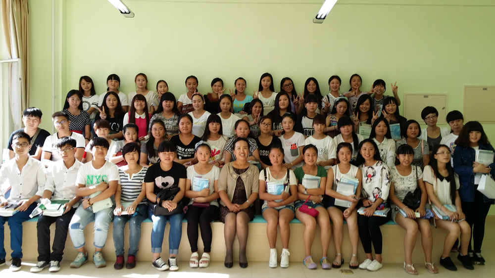 烏院長和高級護理專業(yè)學生在護理實訓(xùn)室合影