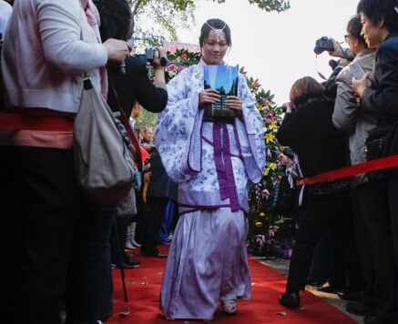 101中學(xué)在北京圓明園舉行高三學(xué)生成人禮