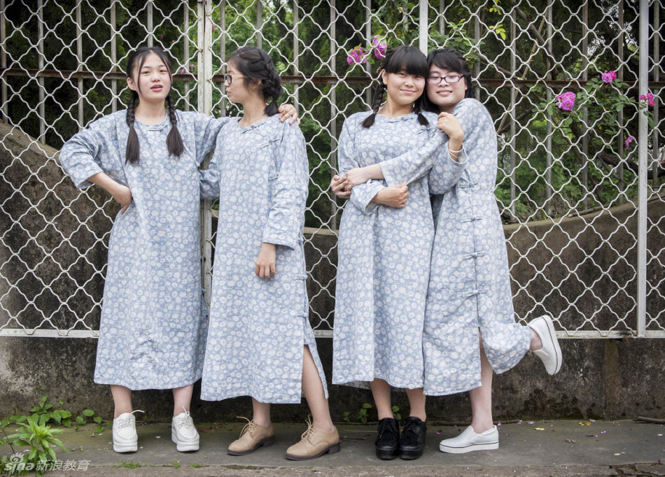 高三女生“裹床單”拍畢業(yè)照走紅