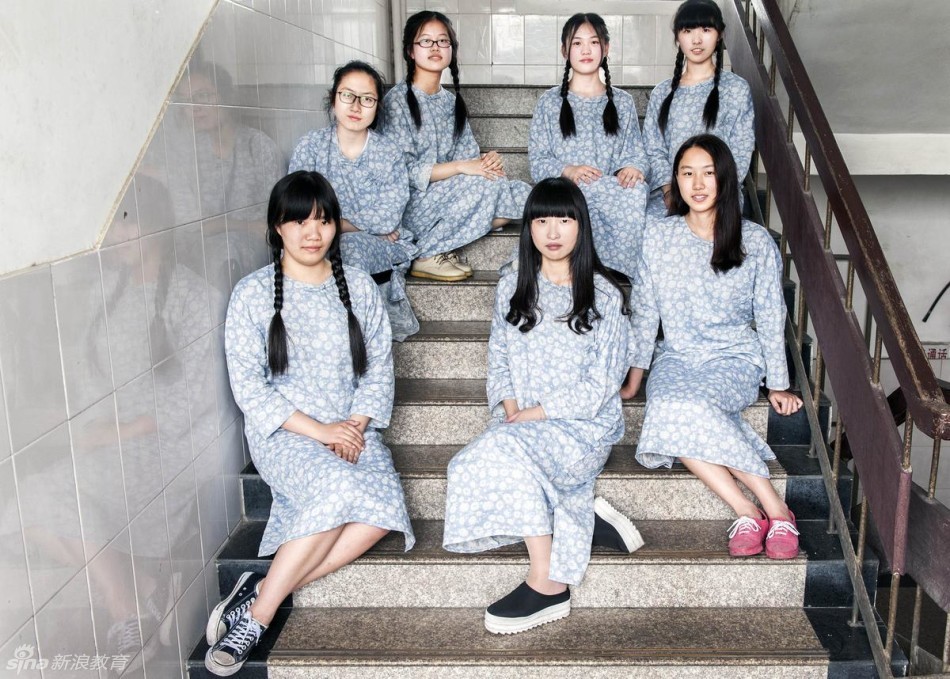 高三女生“裹床單”拍畢業(yè)照走紅