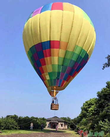 開不了飛機玩熱氣球 15歲女孩成熱氣球飛行員