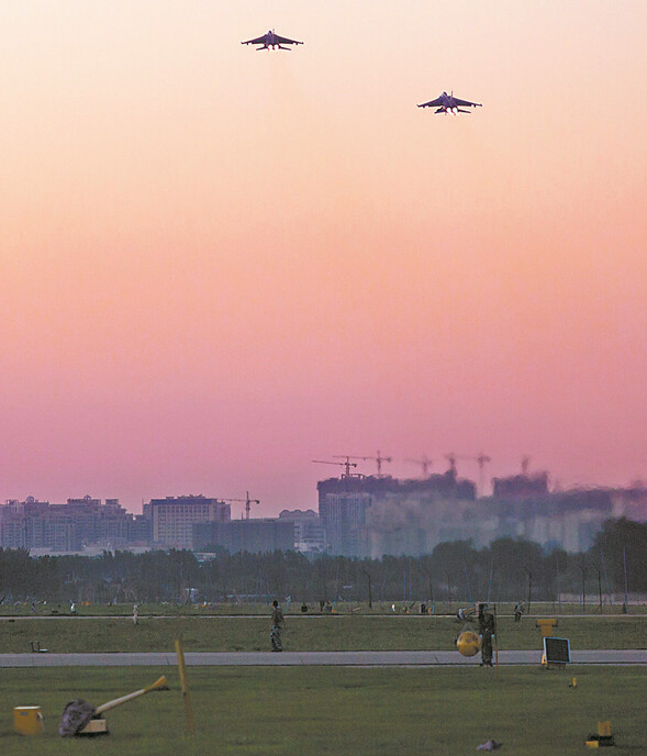空軍女飛行員“飛豹”戰機夜間轟炸訓練