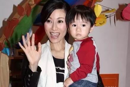 豪門媳婦拒絕送兒子上國(guó)際學(xué)校 中產(chǎn)家庭卻很焦慮