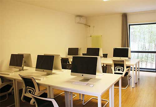 美國達羅捷派學院中國分校多媒體教室