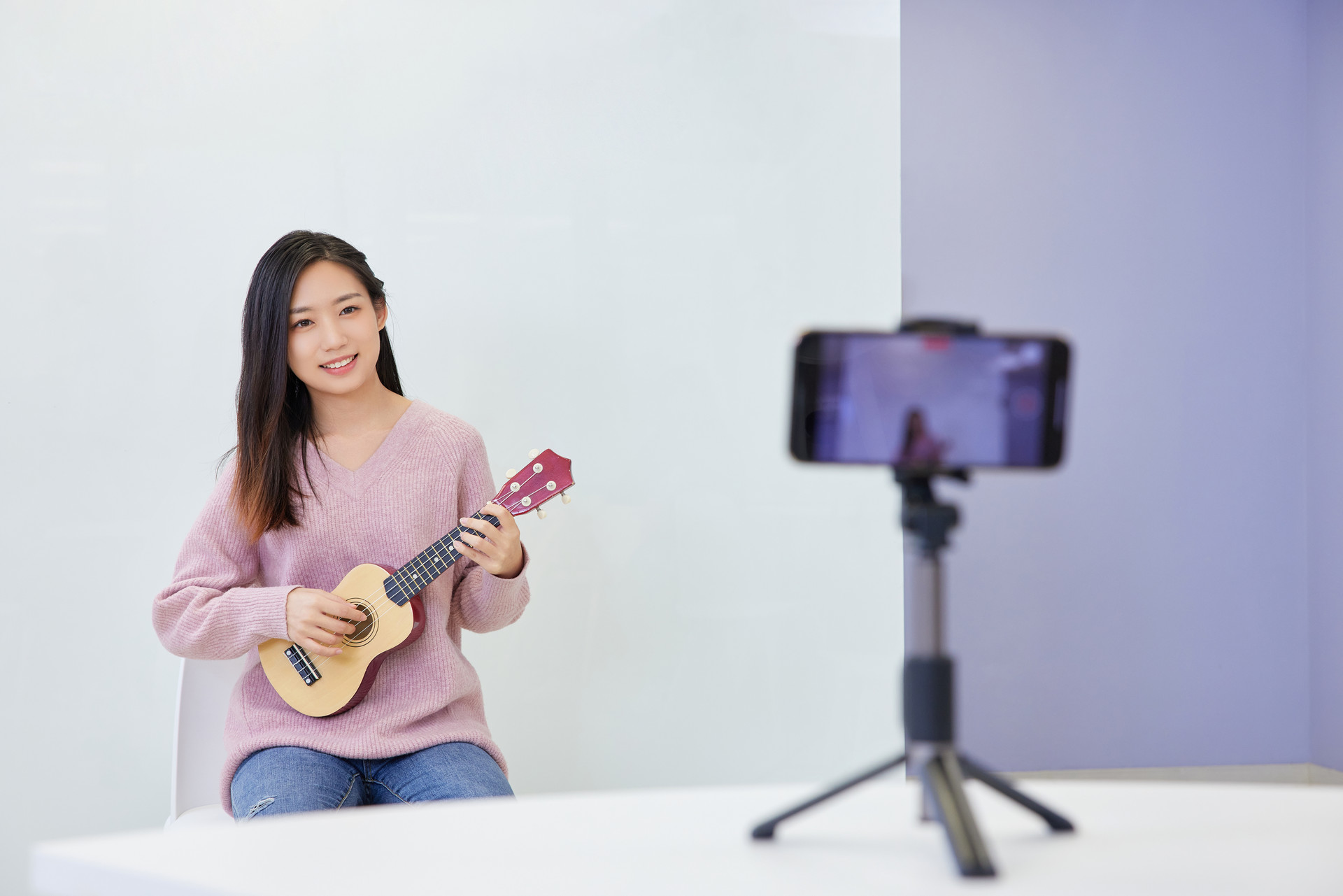 表演專業是一個極具挑戰性和創造性的領域,需要具備一定的天賦和毅力。對于初中生來說,報讀表演專業可以培養他們的表演技能和藝術修養,也可以為未來的藝術生涯打下基礎。以下是初中生報讀表演專業需要注意的幾個方面: 一,深入了解表演專業 在選擇表演專業之前,初中生應該充分了解表演專業的內容和要求。了解表演專業包括:學習內容、課程安排、學制、就業前景等等。初中生可以通過參加各種藝術類比賽或者培訓班等方式,深入了解表演專業,從而明確自己的志向和目標。 二,選擇合適的學校和專業 選擇合適的學校和專業是報讀表演專業的重要一環。初中生應該認真比較各個學校的教育水平和學術聲譽,同時也要考慮自己的實際情況,比如家庭條件、個人愛好、學習成績等等,以此來選擇最適合自己的學校和專業。 三,注重基本功的訓練 表演是一個需要不斷打磨和提高的技能,而基本功是表演的基礎。初中生報讀表演專業時,應該注重基本功的訓練,包括語言、音樂、舞蹈、形體等方面。只有通過扎實的基本功訓練,才能更好地發揮自己的表演能力。 四,積極參加各類比賽和演出 在學習表演專業的過程中,積極參加各類比賽和演出是很有必要的。通過參賽和演出,可以讓自己不斷接受別人的評判和建議,提高自己的表演水平和藝術修養。同時,參賽和演出也是一個展示自己的機會,可以讓更多的人了解自己,并且為將來的藝術生涯打下基礎。 五,保持良好的心態和態度 表演是一項需要付出很多努力和心血的事業,而初中生報讀表演專業更是如此。在學習表演專業的過程中,保持良好的心態和態度是非常重要的。初中生應該始終保持熱情和對表演的熱愛,同時要有耐心和恒心,不斷追求自己的表演夢想。同時,初中生還要學會接受失敗和挫折,從中汲取教訓并且不斷進步。總之,報讀表演專業不僅需要有天賦和努力,也需要有正確的心態和態度來支持自己的藝術之路。 推薦閱讀 初中生報讀表演專業需要具備哪些條件?