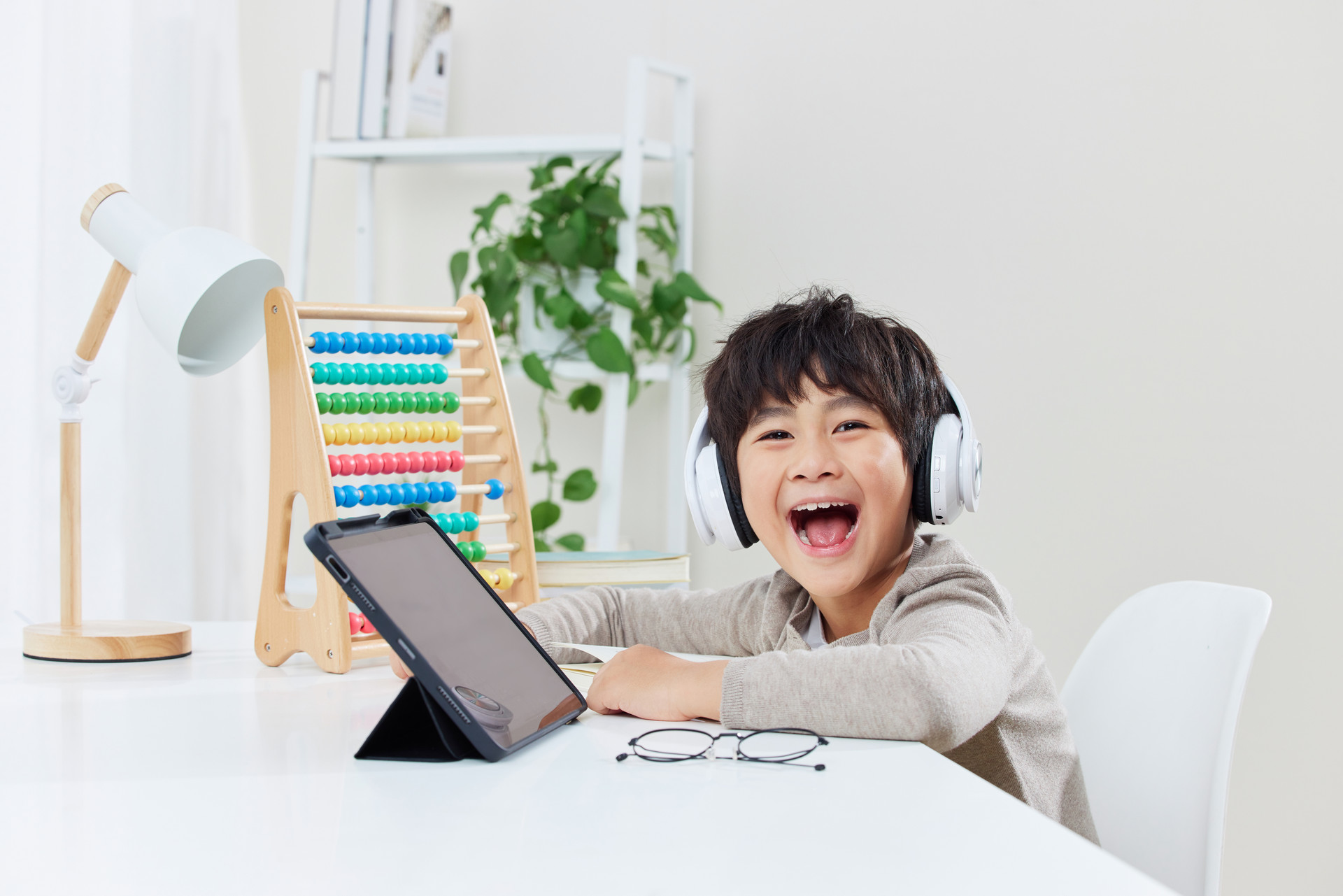 高職學校的學前教育專業的學費相對較低,學習周期較短,且具有廣泛的職業發展前景,是很多考慮從事學前教育工作的學生們非常理想的選擇。