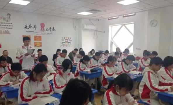 北京東方紅學(xué)校初中部的春天,仲春艷陽長 賽課展風(fēng)采