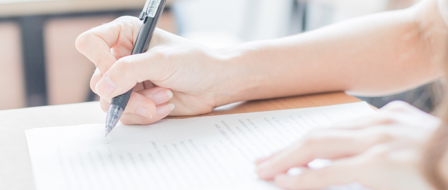 在2023年,河南省為廣大高考落榜生提供了眾多優質的專科大學選擇。這些學校包含了信陽職業技術學院、鄭州科技學院航空學院、新鄉職業技術學院以及開封文化藝術職業學院。以下將為您介紹每所學校的特色及優勢。 1. 信陽職業技術學院 信陽職業技術學院位于河南省信陽市,是一所多學科、高水平的全日制普通本專科院校。該學院致力于為學生提供實用性強、就業率高的專業教育。學校設有工商管理、計算機科學與技術、機械設計制造及其自動化等多個專業,為學生提供廣闊的發展空間和就業選擇。 2. 鄭州科技學院航空學院 鄭州科技學院航空學院隸屬于鄭州科技學院,位于河南省鄭州市。作為該校的一個學院,航空學院專注于培養航空相關專業人才。學院擁有一支教學經驗豐富、技術過硬的教師團隊,為學生提供一流的教學設施和實踐平臺。航空學院開設飛行器設計與工程、航空電子技術等專業,為學生進入航空行業打下堅實的基礎。 3. 新鄉職業技術學院 新鄉職業技術學院位于河南省新鄉市,是一所以工為主、工、理、管、文、法、教育等多學科協調發展的全日制普通本專科高校。學院擁有現代化的教學設施和一流的教師團隊,注重實踐教學,為學生提供豐富的實習機會和職業培訓。學院開設工程造價、會計學、護理學等專業,為學生提供多樣化的學習選擇。 4. 開封文化藝術職業學院 開封文化藝術職業學院位于河南省開封市,是一所以文化藝術類專業為主的高等院校。學院設有音樂表演、舞蹈表演、繪畫等多個藝術專業,為學生提供廣闊的藝術發展空間。學院注重學科交叉,培養學生全面發展,同時也注重學生的實踐能力和創新能力培養,為學生的藝術夢想打造堅實的平臺。 這些專科大學在2023年的招生計劃中,為河南省的高考落榜生提供了廣泛的選擇。無論是對于技術類專業、航空類專業、工程類專業,還是文化藝術類專業感興趣的學生,這些學校都提供了優質的教育和培訓。學生可以根據自己的興趣和職業規劃,選擇最適合自己的專業,為未來的發展打下堅實的基礎。 推薦閱讀 2023年專科就業率最高的專業排名