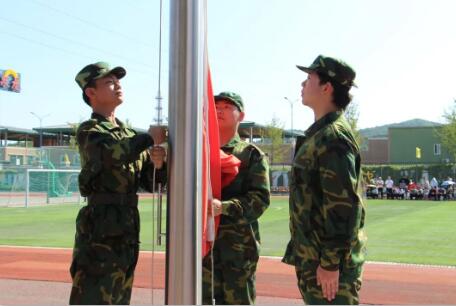 北京市中關村外國語學校軍訓升旗儀式