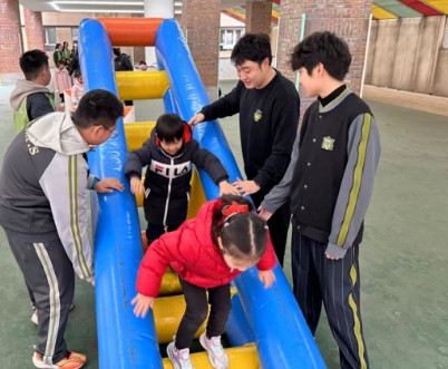 北京市通州區私立樹人學校“大手拉小手”,雷鋒精神在校園閃光