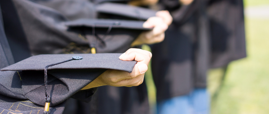 讀播音與主持專業(yè)學(xué)校要幾年?