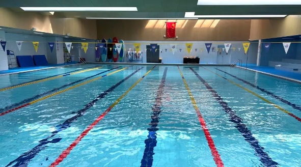 北京市私立匯佳學(xué)校游泳必修課