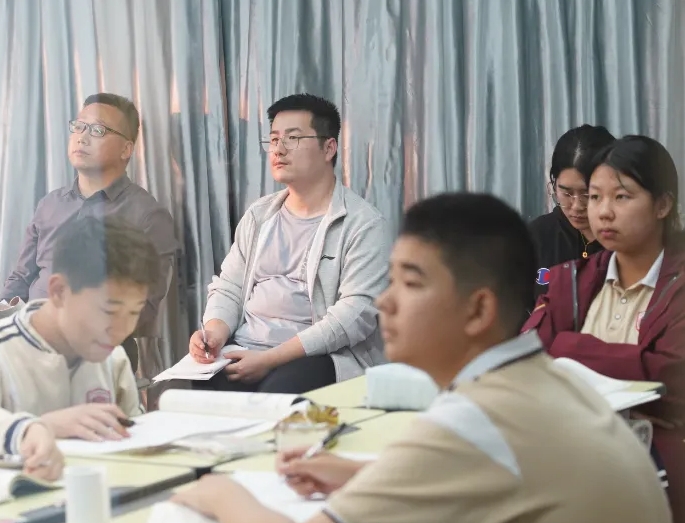 攜手精英,共筑高效課堂新篇章--石家莊精英中學優秀教師蒞臨北京東方紅學校交流紀實