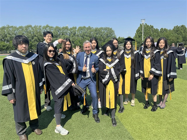 朝陽凱文畢業生