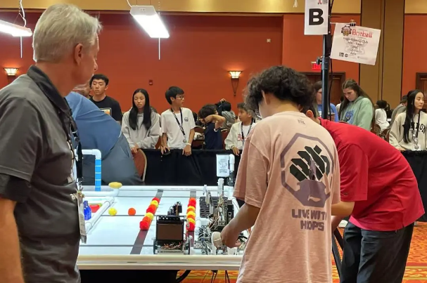 青苗參加國(guó)際機(jī)器人決賽現(xiàn)場(chǎng)