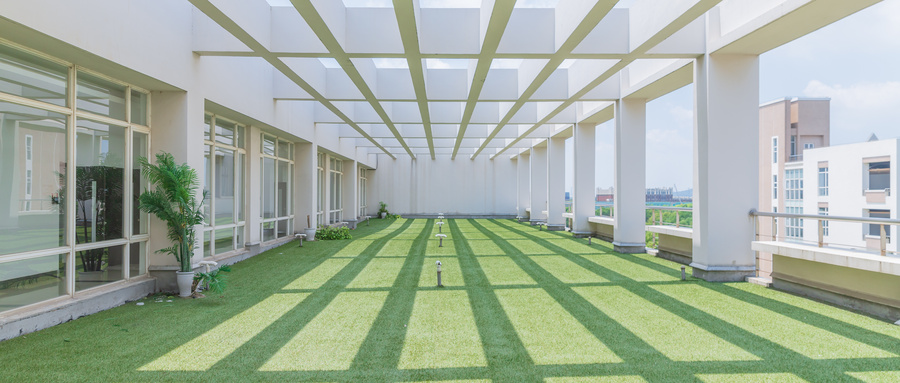 攝圖網(wǎng)_501005941_大學(xué)教學(xué)樓天臺草坪(企業(yè)商用).jpg