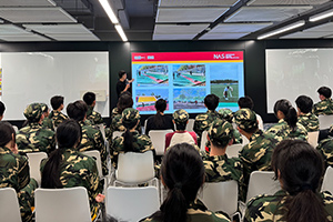 北京市朝陽(yáng)區(qū)新亞學(xué)校開(kāi)學(xué)第一課：秋陽(yáng)淬礪青春色，新亞學(xué)子話軍訓(xùn)！