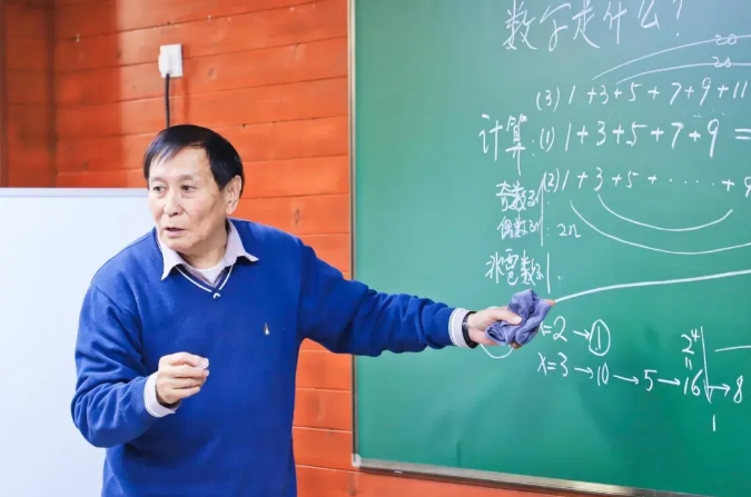 新府學(xué)校長